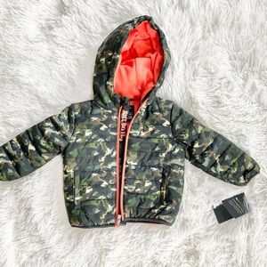 New with tags NIKE PUFFER COAT SYNTHETIC FILL green Camo w/orange logo & inside